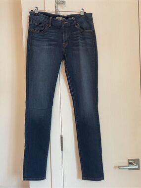 *Guess  Curvy Sophia. Women's Skinny Jeans in Dark Indigo Wash
